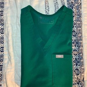 CATARINA One-Pocket Scrub Top - HUNTER GREEN